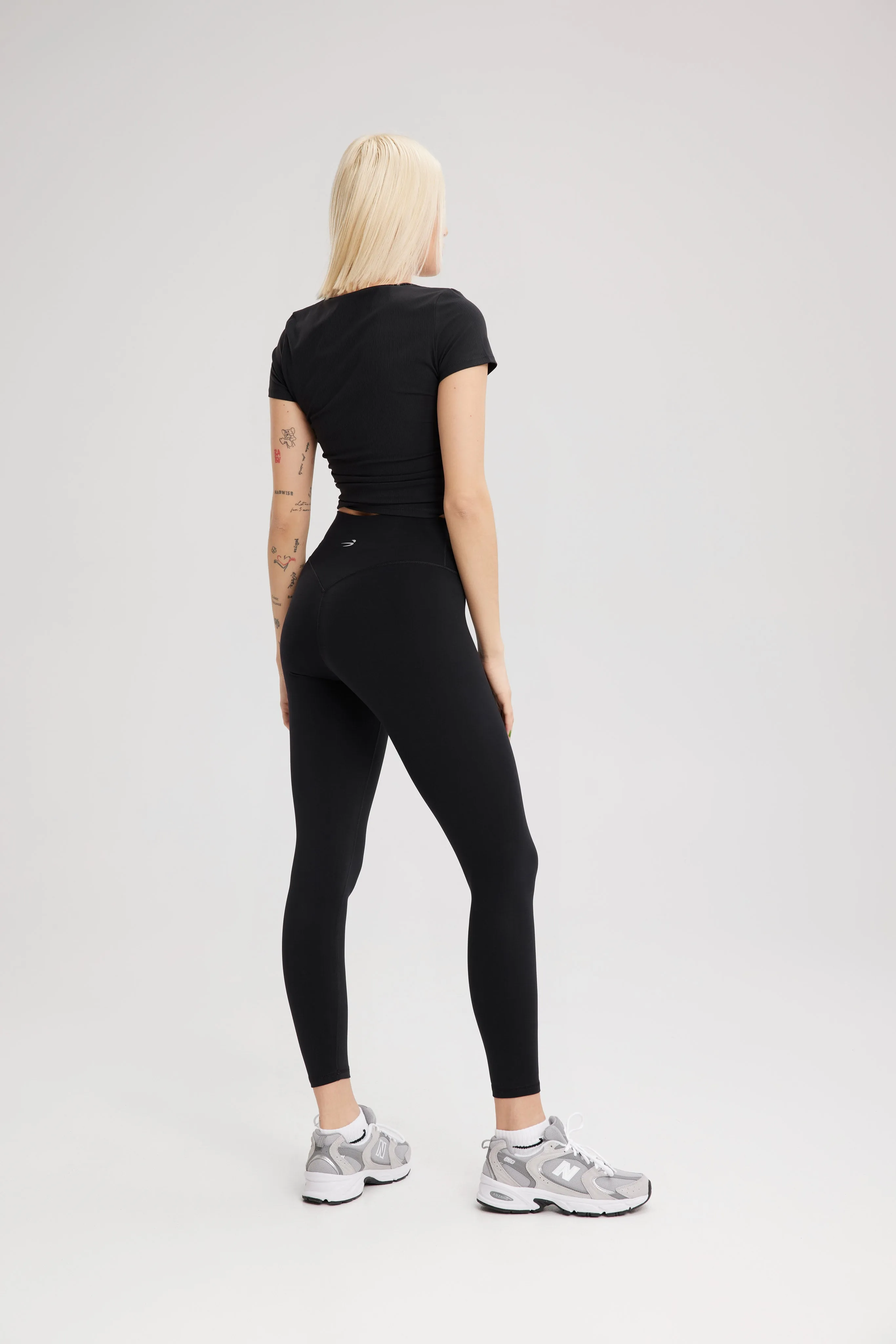 EKJ Seamless Contour Leggings in Shiny Classic Black